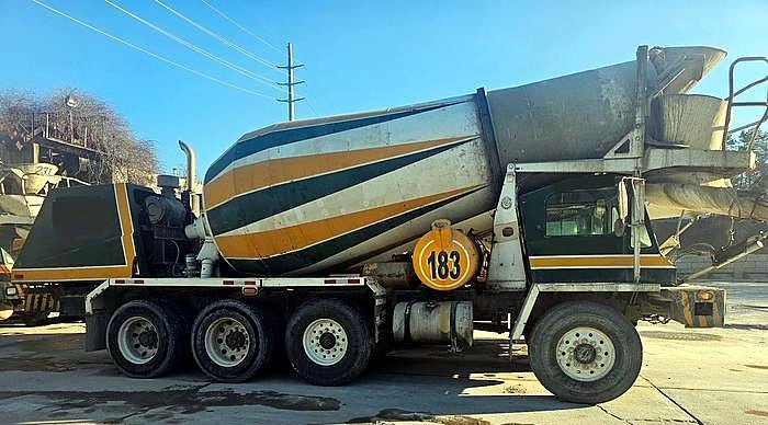 2000 Oshkosh S-Series Front Discharge Mixer